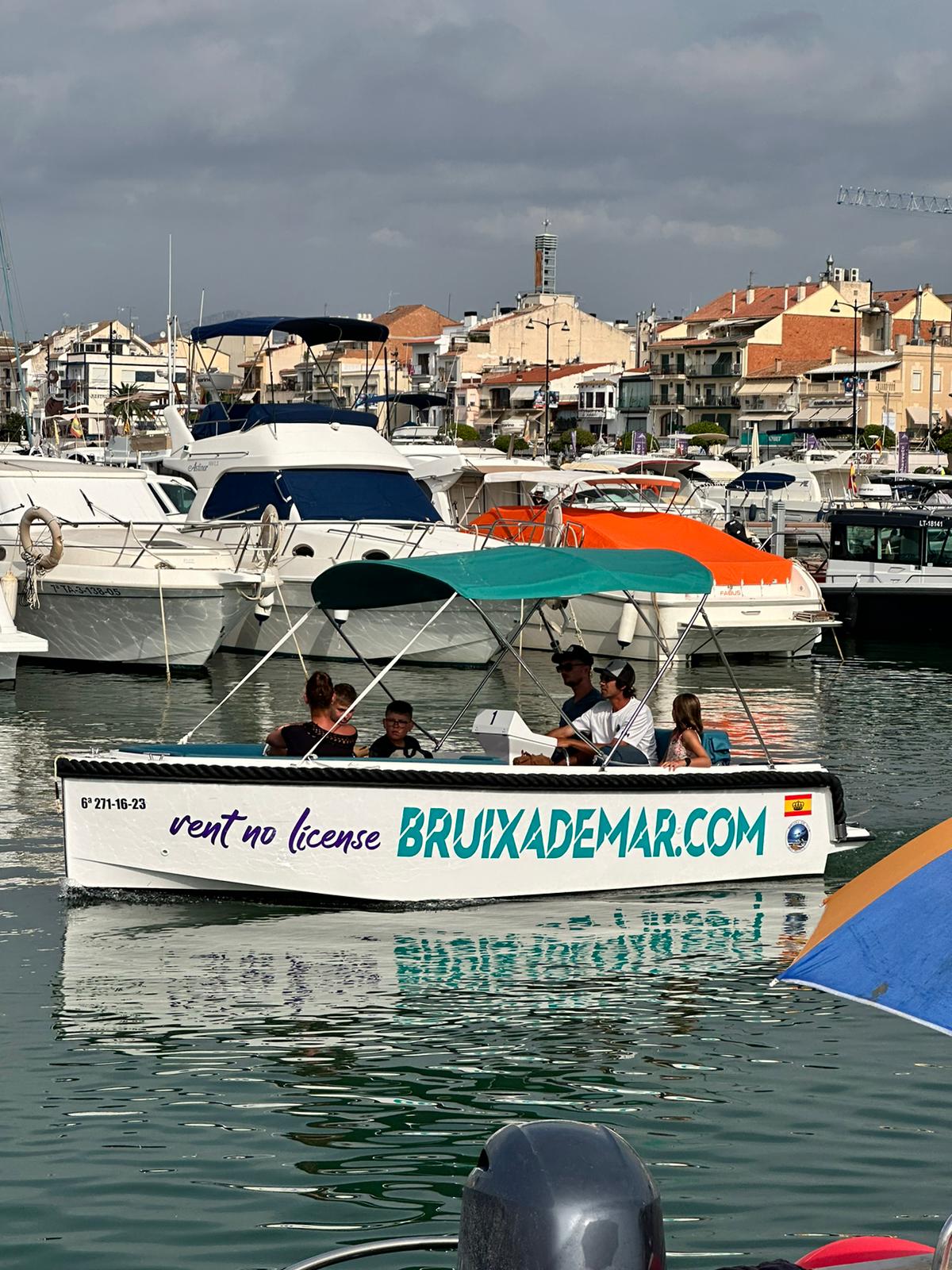 barco sin licencia tifon bruixa de mar en cambrils