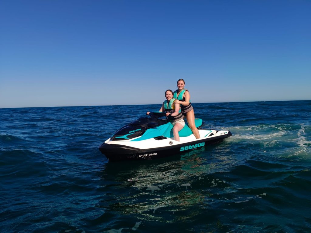 Clientas pilotando una moto de agua Sea-Doo en Cambrils sin necesidad de licencia